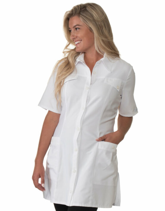 Le Délicat uniforme, style 71912, de Carolyn Design en Blanc